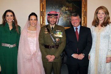 Le prince Hamza et son épouse à côté du roi Abdallah II et des reines Noor et Rania
