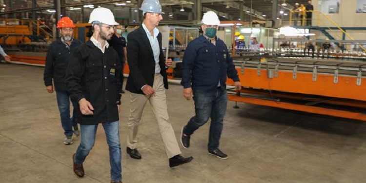 Le président Assad en visite de la cité industrielle de Homs