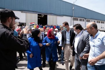 Bachr al-Assad lors de sa visite de la cité industrielle Hessya à Homs