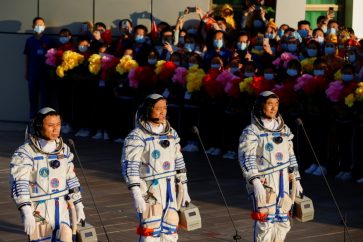 Les trois astronautes chinois doivent rester trois mois en orbite.