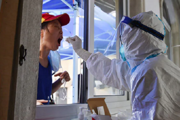 La Chine, qui a pratiquement éradiqué l'épidémie dès le printemps 2020, est confrontée depuis quelques semaines à la résurgence la plus étendue du virus depuis l'an dernier.