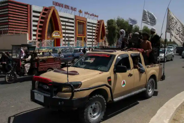 Des talibans à bord des véhicules militaires américains