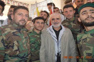 Javad Ghaffari entouré par des soldats syriens