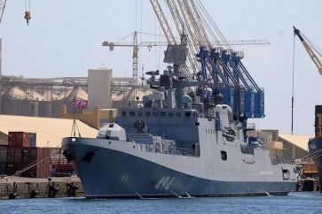 La frégate russe "Amiral Grigorovich" amarrée à un quai de Port-Soudan le 1er mars 2021. Autorisée déjà à faire escale, la marine russe souhaite désormais avoir une base permanente au Soudan. ©AFP