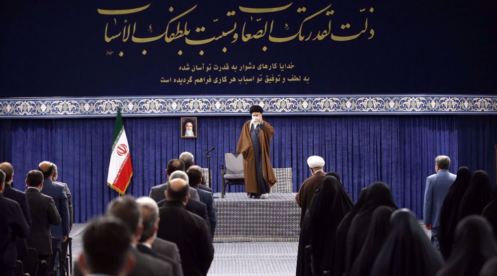 Le Leader de la Révolution islamique reçoit en audience un nombre d'infirmières iraniennes, dimanche 12 décembre 2021. ©Leader.ir