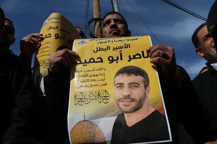 Des manifestants brandissent un portrait du détenu Nasser Abou Hmayed.