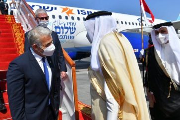 Le ministre israélien des Affaires Etrangères, Yaïr Lapid, accueilli à l'aéroport de Manama