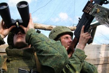 Des militaires pro-russes dans le Donbass