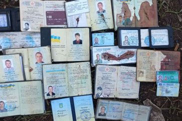 Les cartes d'identité de militaires ukrainiens ayant succombé dans les combats à Kharkov