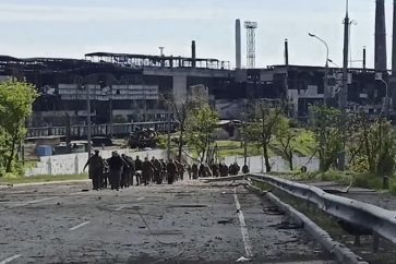 Des militaires ukrainiens quittent l'usine d'Azovstal à Marioupol, le 18 mai 2022 (image d'illustration).
