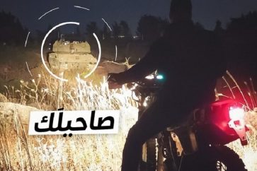 Un combattant du Hezbollah sur moto interdit à un char israélien de franchir la frontière.