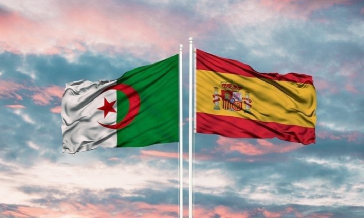 Les drapeaux de l'Algérie et de l'Espagne.