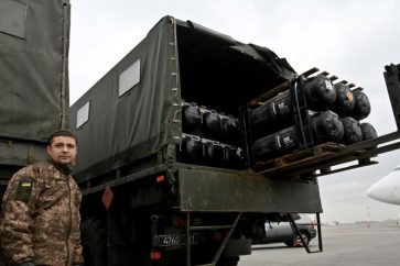 Des militaires ukrainiens chargent sur un camion des missiles Javelin fournis par les Etats-Unis à Kiev, le 11 février 2022 (image d'illustration).