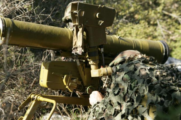 Un combattant du Hezbollah braque un missile guidé anti-char Kornet dans un lieu tenu secret au sud du Liban. ©AFP/Archives