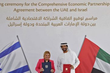 Les ministres israélien et émirati de l'économie Orna Barbivai et Abdulla bin Touq al-Marri posent pour une photo lors de la signature le 31 mai à Dubaï de l'accord de libre-échange.