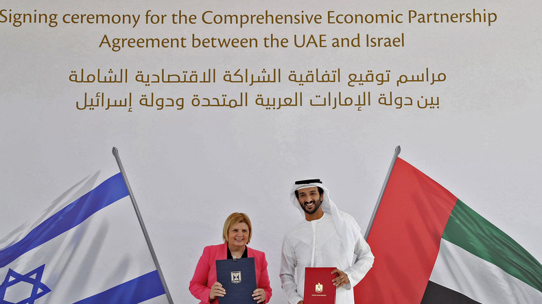 Les ministres israélien et émirati de l'économie Orna Barbivai et Abdulla bin Touq al-Marri posent pour une photo lors de la signature le 31 mai à Dubaï de l'accord de libre-échange.