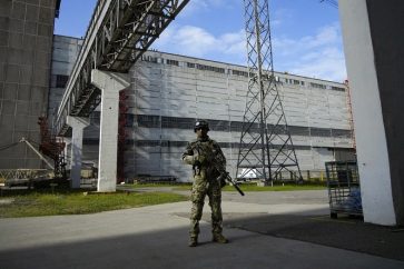 Un militaire russe sur le site de la centrale nucléaire de Zaporojié, en Ukraine, sous contrôle militaire russe, le 1er mai 2022.