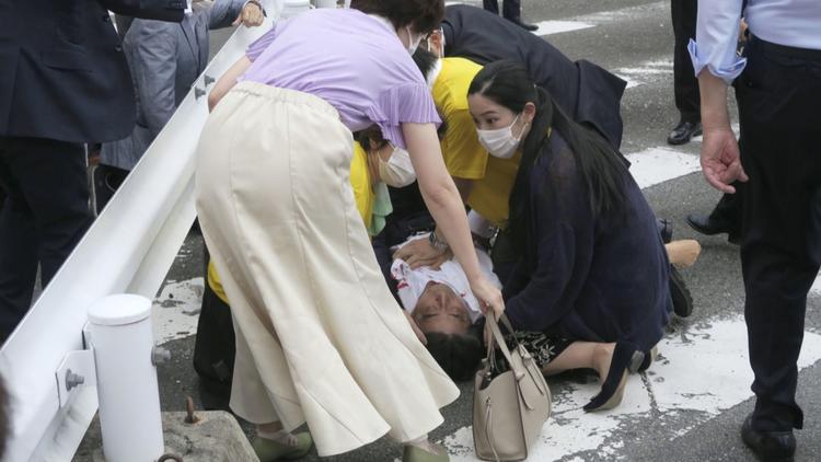 Shinzo Abe a été emmené à l'hôpital et semblait être en arrêt cardio-respiratoire.