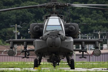 Les appareils utilisés sont des hélicoptères de combat AH-64E v6 Apache.