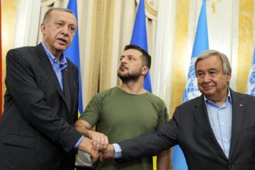 Zelenskyy a accueilli son homologue turc (à gauche) Recep Tayyip Erdoğan et le chef de l'ONU Antonio Guterres (à droite) loin des lignes de front dans la ville de Lviv, dans l'ouest de l'Ukraine.