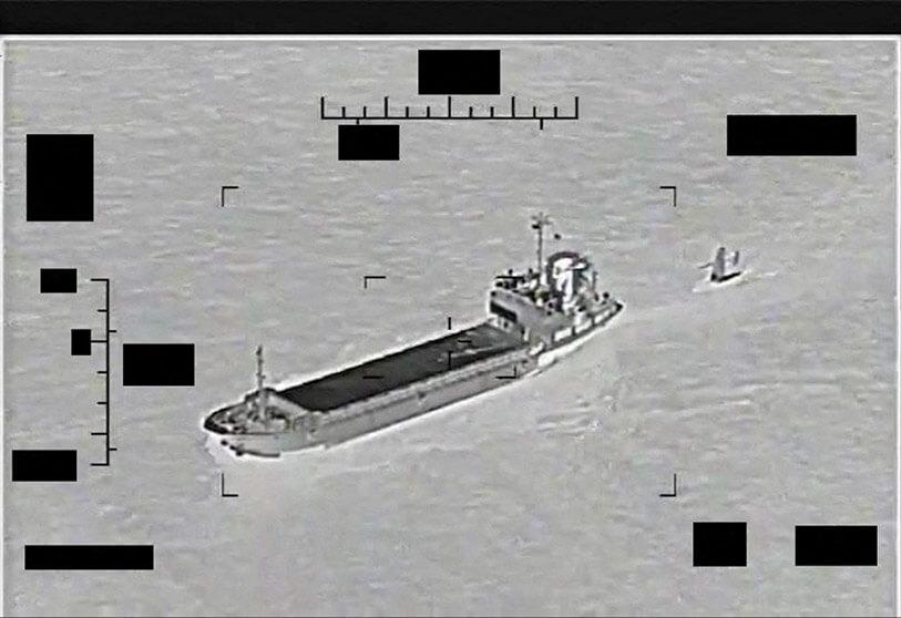 Un saildrone US au à côté d'un navire iranien