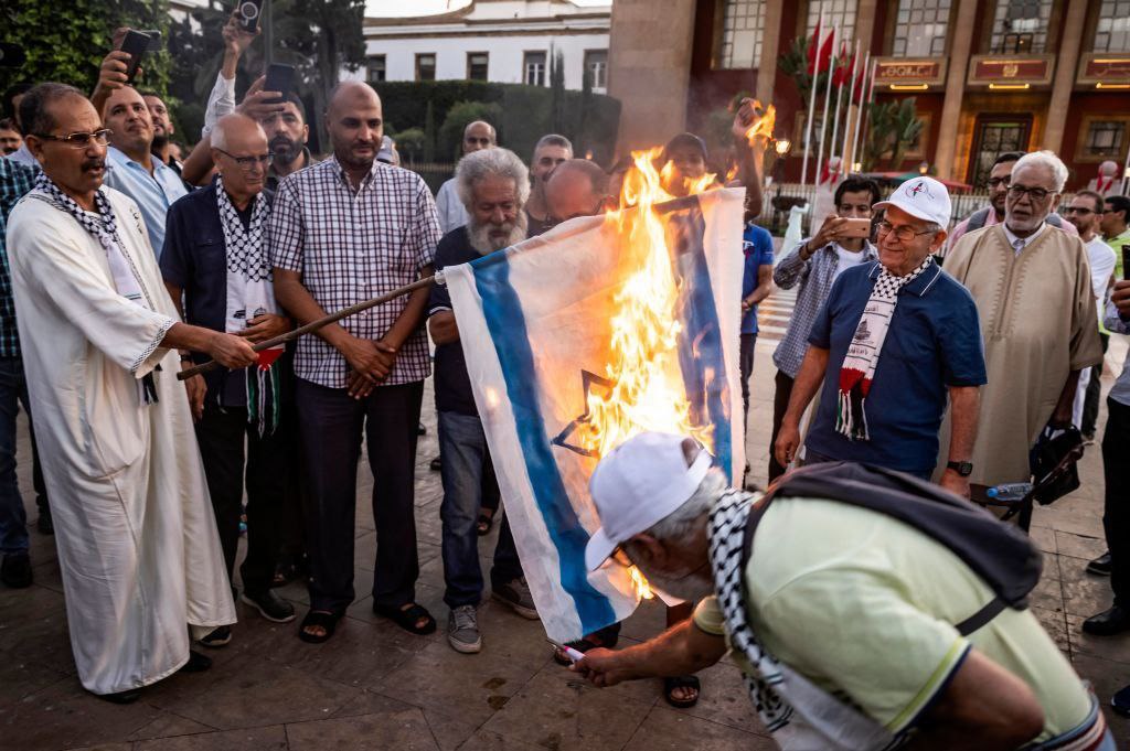 Des manifestants marocains brulent le drapeau israélien à Rabat