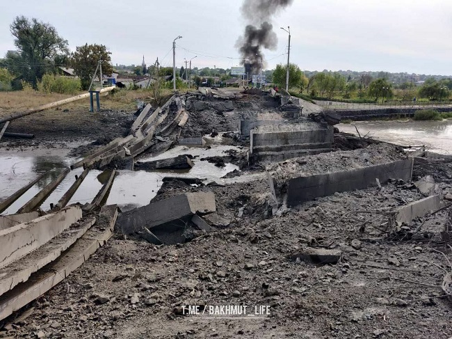 Les Ukrainiens ont fait sauter jeudi 22 septembre le dernier pont reliant la partie centrale de Bakhmout (Artyomovsk) à la partie orientale de la ville. Apparemment, ils se préparent à la défense au centre et le long de la rivière. (Source: Intel Slava)