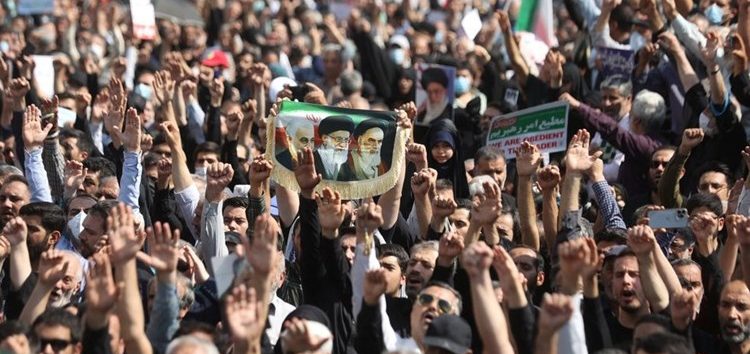 Des manifestants iraniens soutenant les autorités contre les émeutiers.