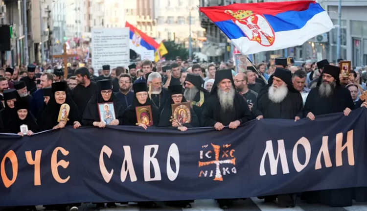 Depuis l’été, des manifestations de Serbes, popes orthodoxes et Croix en tête, réclamaient l’annulation de cet événement.