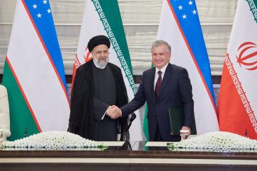 Le président ouzbek Shavkat Mirziyoyev rencontre son homologue iranien Sayed Ebrahim Raïssi