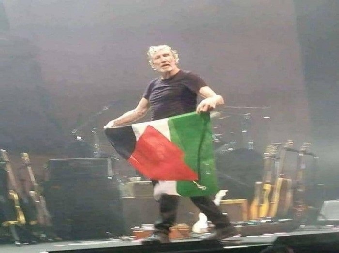 Roger Waters exhibe le drapeau de la Palestine lors d’un concert en Italie