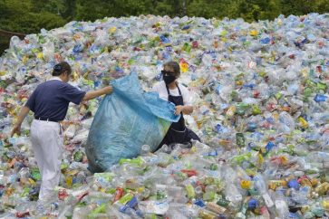 Sur les 51 millions de tonnes de déchets plastiques en 2021 aux USA, seulement 2,4 millions de tonnes ont été recyclées.