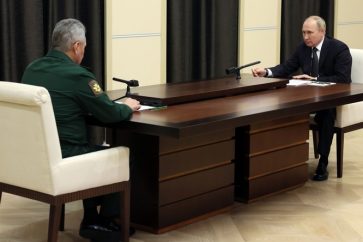 Le ministre russe de la Défense Sergueï Choïgou rencontre le président Vladimir Poutine, le 28 octobre à Novo-Ogariovo.