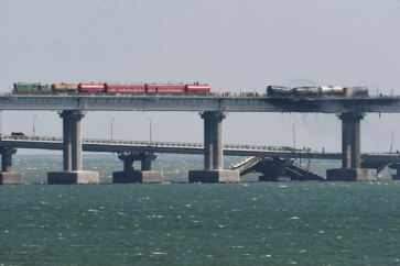 Une forte explosion a fortement endommagé le pont de Crimée, le 8 octobre 2022.