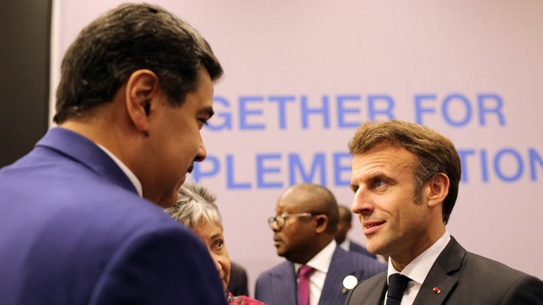 Le président du Venezuela échange quelques mots avec le président français à la COP27 en Egypte.