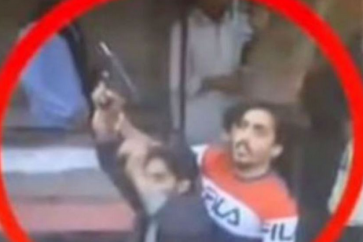 L'homme en T-shirt rouge a été présenté par les médias locaux pakistanais comme le sauveur d'Imran Khan. (Capture d'écran)
