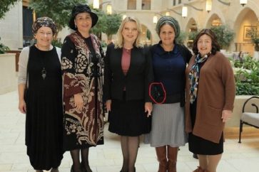 Ayala Ben Gvir prend la pose avec les autres épouses des chefs de partis du bloc de droite, un revolver dans la ceinture de sa jupe.