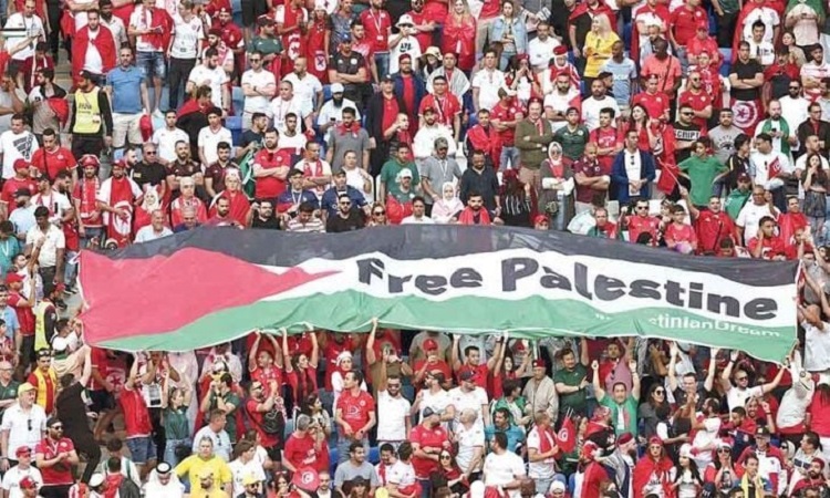Mondial du Qatar: Des supporters tunisiens brandissant une banderole sur laquelle est inscrit 'Free Palestine'.