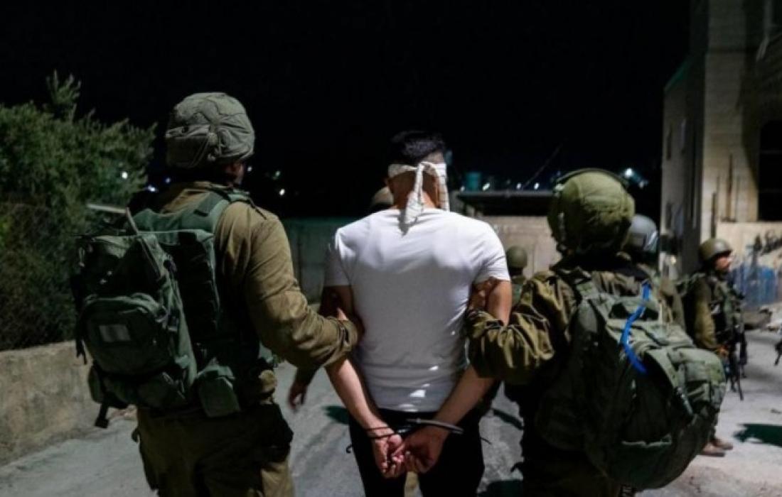 Un jeune palestinien arrêté par les soldats d'occupation israélienne en Cisjordanie.