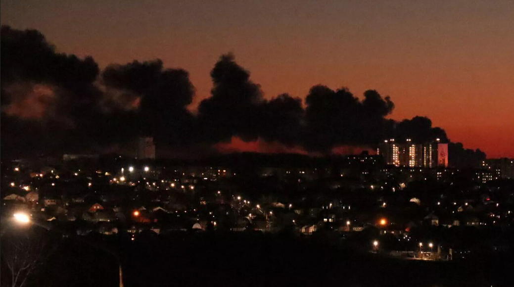 Un réservoir de stockage de pétrole a pris feu, dans la région russe de Koursk, frontalière de l’Ukraine.