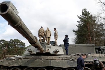 Des soldats travaillent sur un char de combat Challenger 2 sur la zone d'entraînement de Longmoor, dans le Hampshire, le 14 mars 2022 (image d'illustration).
