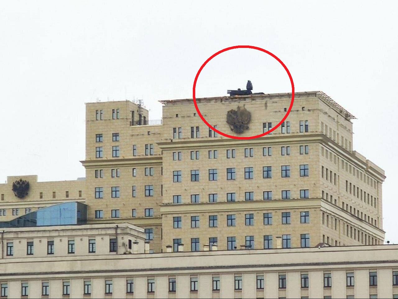 Un système anti-aérien russe Pantsir installé sur les toits d'un bâtiment administratif à Moscou.