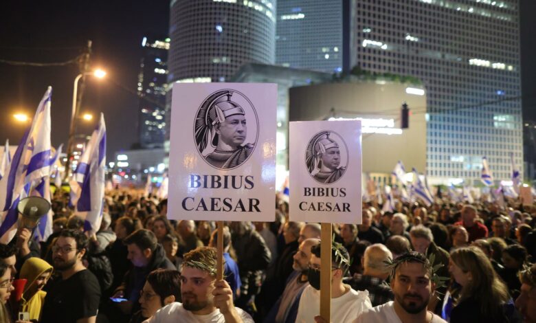 More than 120,000 people gather in Tel Aviv on 21 January 2023 to protest against the government of Prime Minister Benjamin "Bibi" Netanyahu. EFE/EPA/ABIR SULTAN