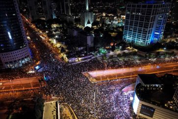 Manifestations massives à Tel Aviv contre le gouvernement de Netanyahu, le 22 janvier 2023.