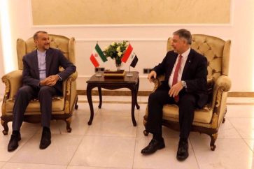 Le vice-ministre irakien des Affaires étrangères Hisham Al-Alawi (à droite) accueille le ministre iranien des Affaires étrangères Hossein Amir-Abdollahian à Bagdad le 22 février 2023.