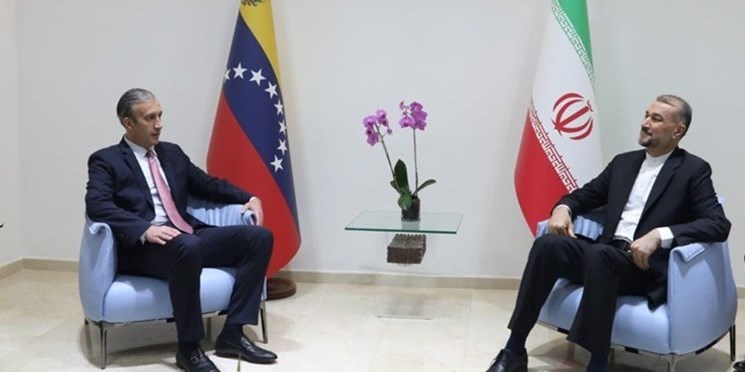 Le ministre iranien des AE Hussein Amir Abdollahian avec le ministre vénézuélien de pétrole Tarek al-Assimi