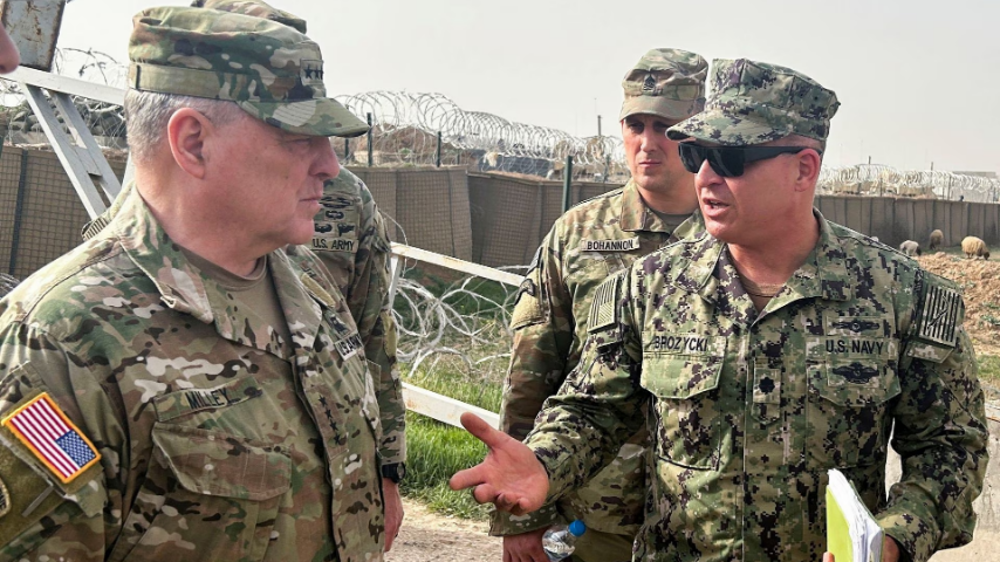 Le général Mark Milley, président des chefs d'état-major des armées américaines, s'entretient avec les forces américaines en Syrie, dans une base militaire américaine du nord-est de la Syrie, le 4 mars 2023. (Photo de Reuters)