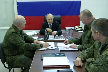 M. Poutine s'est notamment entretenu avec des commandants militaires dans la région de Kherson (sud) et dans celle de Lougansk (est).