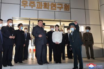 Kim Jong Un visite l'agence spatiale nord-coréenne.