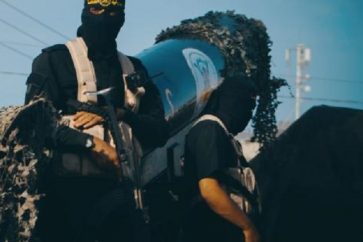 Un combattant de la résistance palestinienne près d'une roquette des brigades AlQuds.